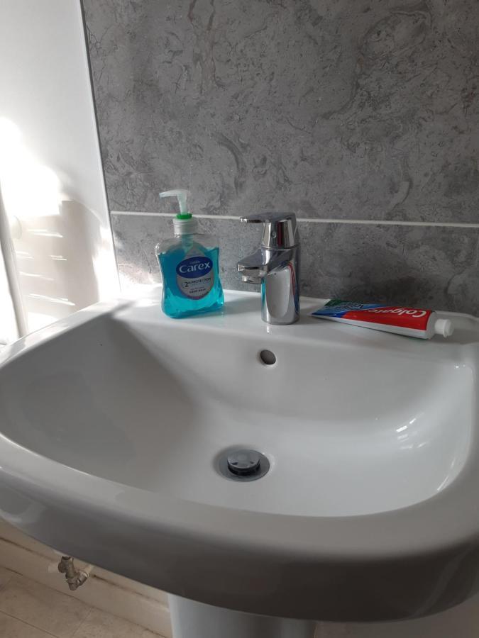 Our Guests Are Royal Apartment Higham Ferrers ภายนอก รูปภาพ